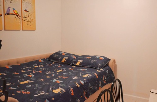 Brooklyn Apartment | Willy's Cozy 2BR Retreat With Backyard