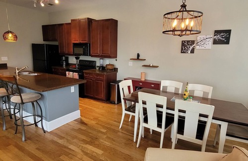 Wilmington Condo | Wilmington NC Luxury 2-Bedroom Condo, in the Art District - perfect for two!