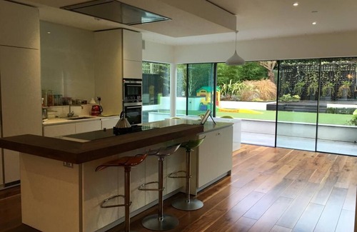 Wimbledon Park House | Wimbledon Modern Home Sleeps 8-10 with Air Conditioning & own parking