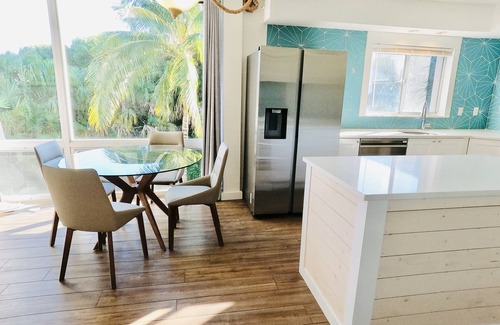 Sanibel Condo | Wind + Tide 70" TV, Two King Suites, Beachfront Complex!