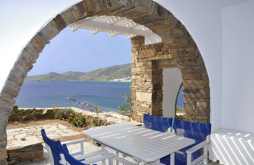 Tinos House | Windmill and houses by the sea / Stavros Bay