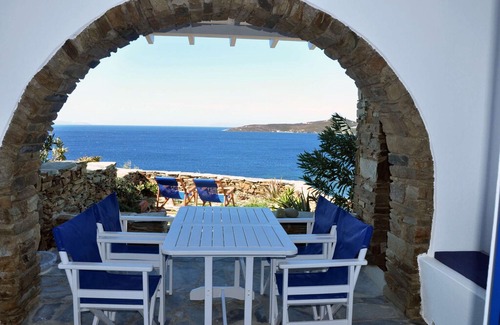 Tinos House | Windmill and houses by the sea / Stavros Bay