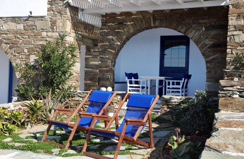 Tinos House | Windmill and houses by the sea / Stavros Bay