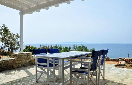 Tinos House | Windmill and houses by the sea / Stavros Bay