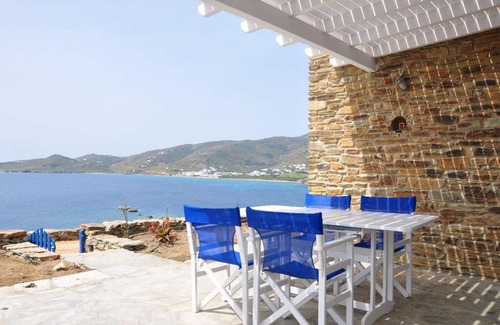 Tinos House | Windmill and houses by the sea / Stavros Bay