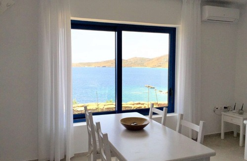 Tinos House | Windmill and houses by the sea / Stavros Bay