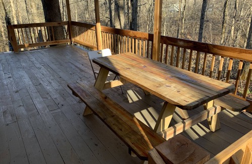 Clinton Cabin | WINDROCK CABIN THAT IS 5 MINUTES AWAY FROM GENERAL STORE AND TRAIL HEADS BEAUTY!