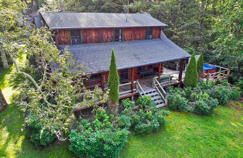 Newland Cabin | Winds Aloft -Quaint Cabin with Grandfather Mountain views, Hot Tub