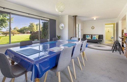 Paynesville House | Windsong - A beautiful country-style property only metres from the water