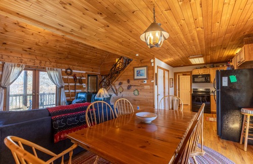Boone Cabin | Windsong - long range views, pet friendly, fireplace
