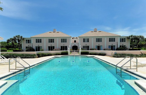 Osprey Apartment | Windsor Lodge Unit 20, studio, 1BR/1BA, close to beaches, balcony, pool access