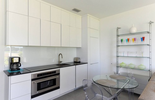 Osprey Village Apartment | Windsor Lodge Unit 7, studio, close to the beaches, pool access