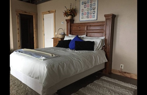 Honeyville House | Windy Poplars Cottage (near Crystal Hot Springs)