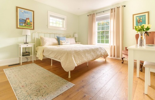 Niagara-on-the-Lake Bed & Breakfast | Wine Country farmhouse loft, breakfast included