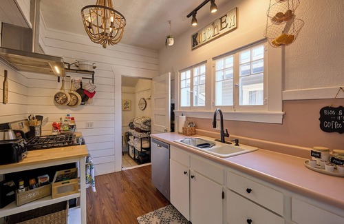 Santa Rosa Cottage | Wine Country Cottage in downtown Santa Rosa, CA