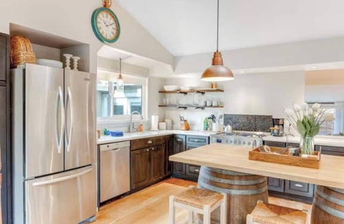 Glen Ellen House | Wine Country Creekside Retreat With Hot Tub