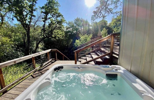 Glen Ellen House | Wine Country Creekside Retreat With Hot Tub