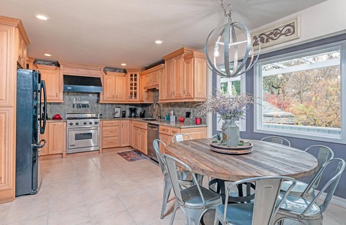 Sonoma House | Wine Country Escape with Mountain Views, Hot Tub and 4 King beds!