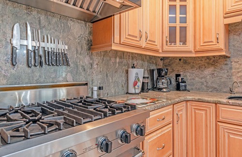 Sonoma House | Wine Country Escape with Mountain Views, Hot Tub and 4 King beds!