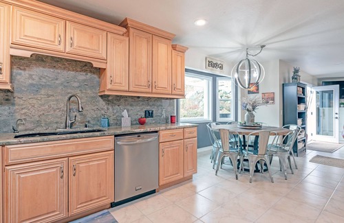 Sonoma House | Wine Country Escape with Mountain Views, Hot Tub and 4 King beds!