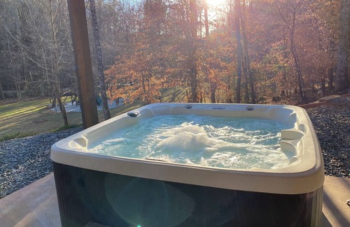 Dahlonega Cabin | Wine Country Retreat-Covered Deck/HotTub/Fire Pit/Playground/Games Galore!