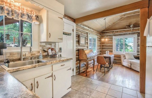 Cascade-Chipita Park Cabin | Wine Gazebo Pikes Peak Mountain Log Cabin