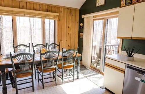West Dover Ski Chalet | Wine Moose Hot tub Fireplace Sauna 9min to Mt Snow