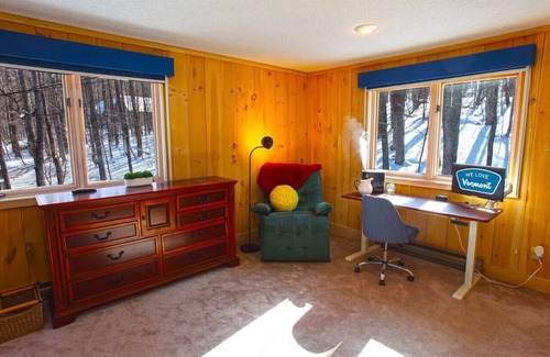 West Dover Ski Chalet | Wine Moose Hot tub Fireplace Sauna 9min to Mt Snow