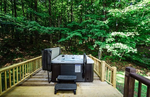 West Dover Ski Chalet | Wine Moose Hot tub Fireplace Sauna 9min to Mt Snow