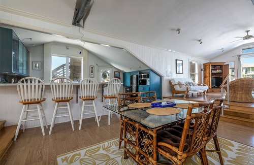 Jamaica Beach Cabin | WINE TIME COZY URBAN EFFICIENCY SLEEPS 6