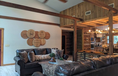 Broken Bow Apartment | Wine Time – Shuffleboard, Table Arcade, Play Set