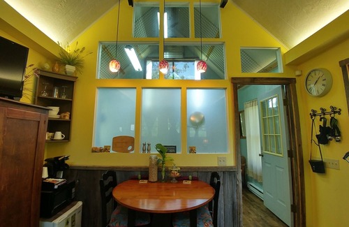 Hallsville Cabin | Winery Romantic Cabin for Two. Close to Hocking Hills with Guided Wine Tasting!