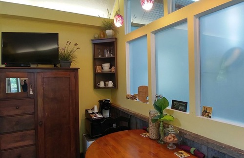 Hallsville Cabin | Winery Romantic Cabin for Two. Close to Hocking Hills with Guided Wine Tasting!