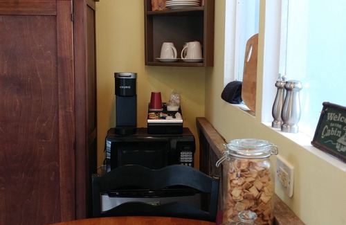 Hallsville Cabin | Winery Romantic Cabin for Two. Close to Hocking Hills with Guided Wine Tasting!