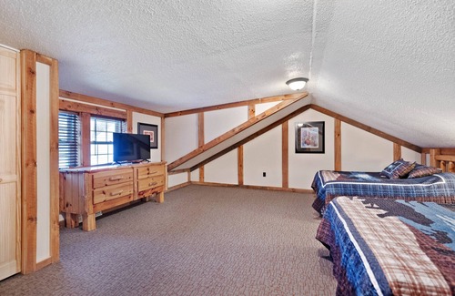 Ohiopyle Cabin | Wingard Lodge | 7BR, 5.5BA, Pool, Hot Tub, Gorgeous Log Cabin with Amazing Views!