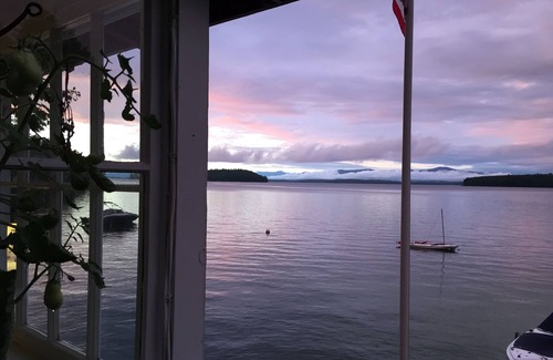 West Alton Cottage | Winnipesaukee waterfront - cozy and clean - pet friendlyn- best view ever!nn