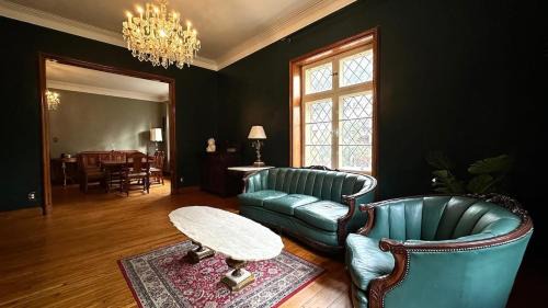 Sherbrooke Apartment | Winston Churchill - le charme Tudor au cœur de Sherbrooke