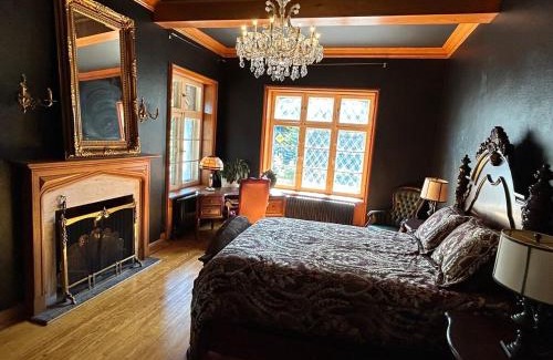 Sherbrooke Apartment | Winston Churchill - le charme Tudor au cœur de Sherbrooke