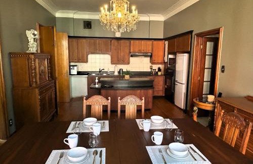 Sherbrooke Apartment | Winston Churchill - le charme Tudor au cœur de Sherbrooke
