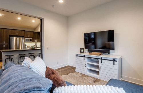Mammoth Lakes House | Winter Availability! Welcoming, Modern Condo with Three Bedrooms plus a Flex Bonus Room