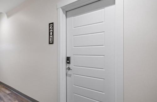 Evansville Apartment | Winter @ Golden Goose: New Build, King Bed