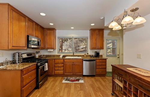 Whispering Forest Cabin | Winter Haus by Destination Big Bear: Whispering Forest Neighborhood! Walk to the National Forest! Ski Slope Views!