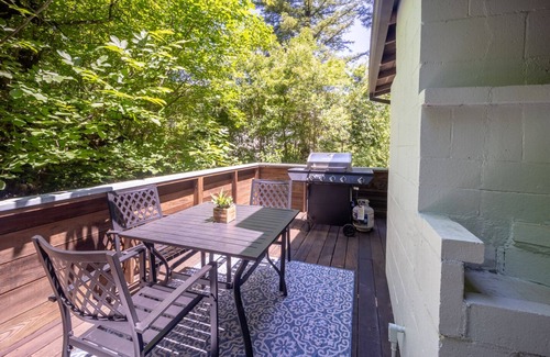 Forest Hills Cabin | Winter Promo: Stylish Cabin Near Dtown Santa Long Stay Open. Pet-friendly!