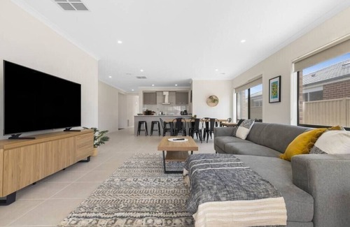 Delacombe House | Winter Valley Retreat - Palatial Pad in the Valley!