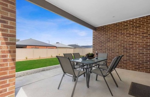 Delacombe House | Winter Valley Retreat - Palatial Pad in the Valley!
