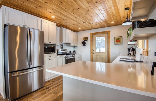 Rangeley House | Winterfell | Snowmobile, close to Saddleback, and Rangeley Lake Views!