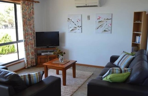 Emu Bay Cottage | Wintersun Holiday Cottages | Emu Bay | King George
