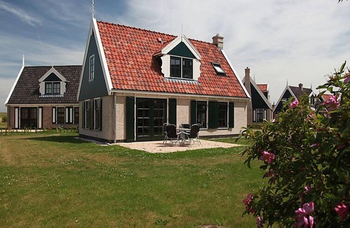 Hippolytushoef House | Wiringherlant by Interhome