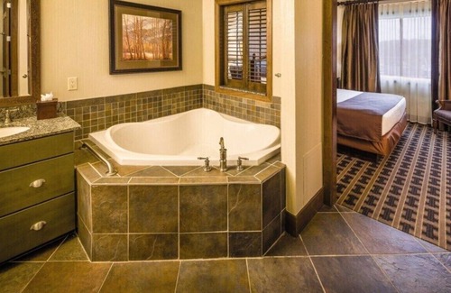 Lake Delton Resort | Wisconsin Dells Adventure! Glacier Canyon Resort w/Access to Water Parks!