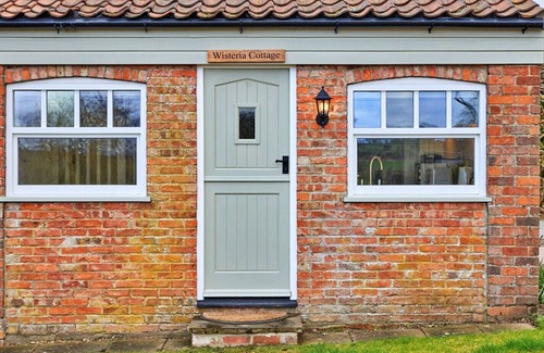 Horncastle Cottage | Wisteria at the Rookery